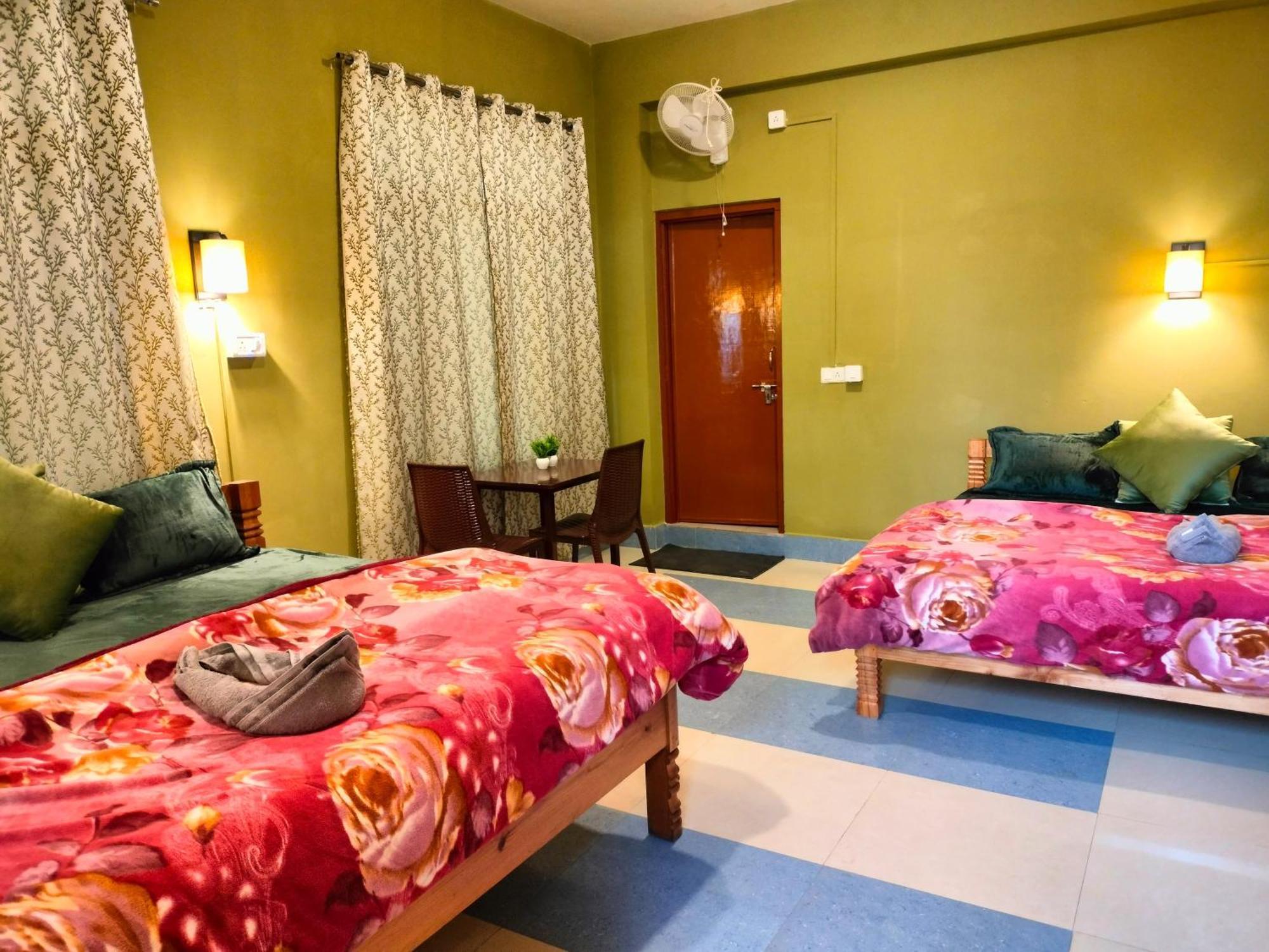 Hotel The Alpine Vista Almora Esterno foto